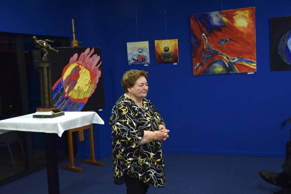 Németh Szilárd festményeket mutatott be a birkózóakadémián